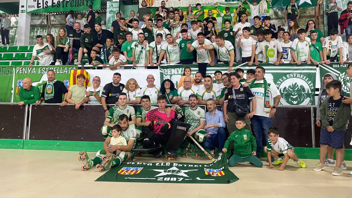 Los jugadores que se despiden de la entidad y el técnico Ferran López acompañados de la peña Els Estrellats en el homenaje del sábado.