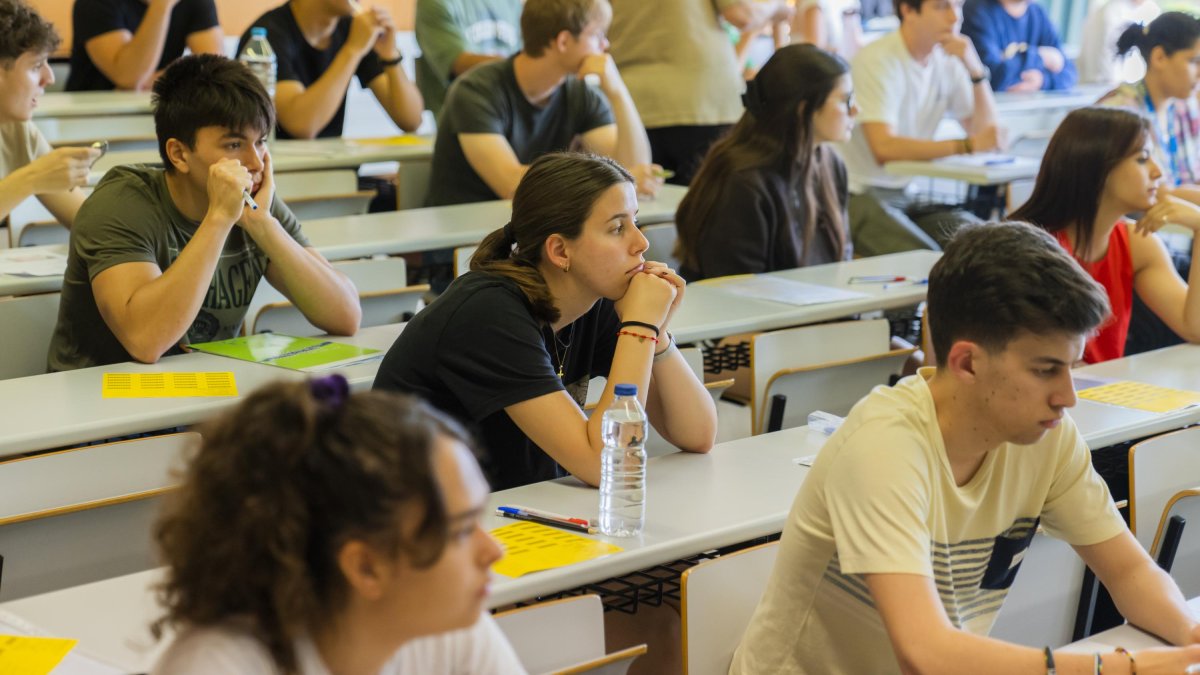 Los alumnos, minutos antes de empezar su primera prueba de selectividad.