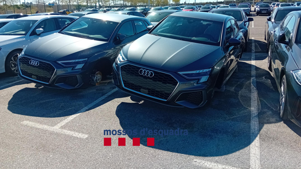 Vehicles de lloguer sense rodes després d'haver estat objecte d'un robatori.