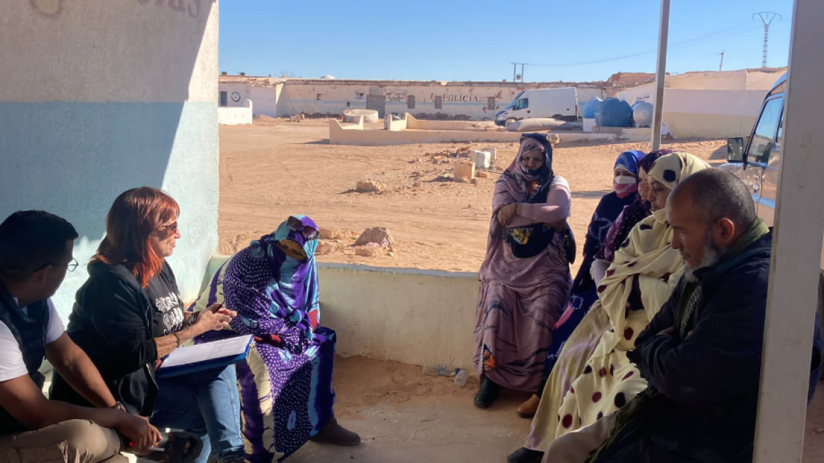 Miembros de la ONG con familias saharauis