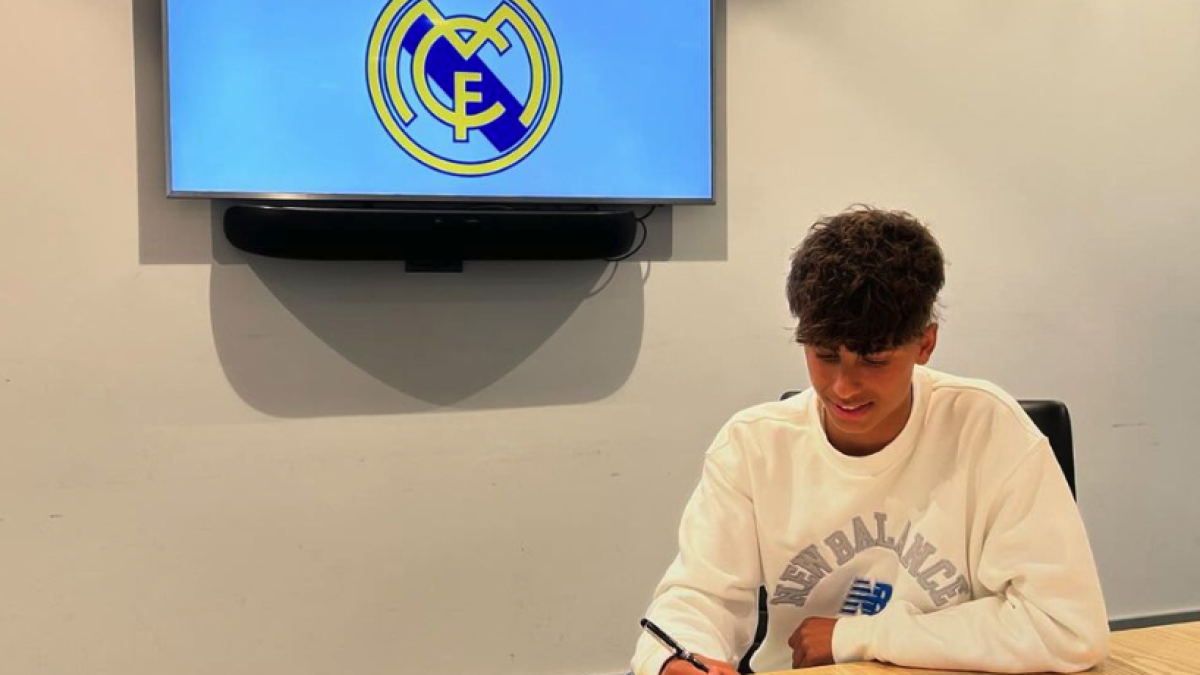 El tarragoní Joel Pérez signant el seu nou contracte amb el Reial Madrid.