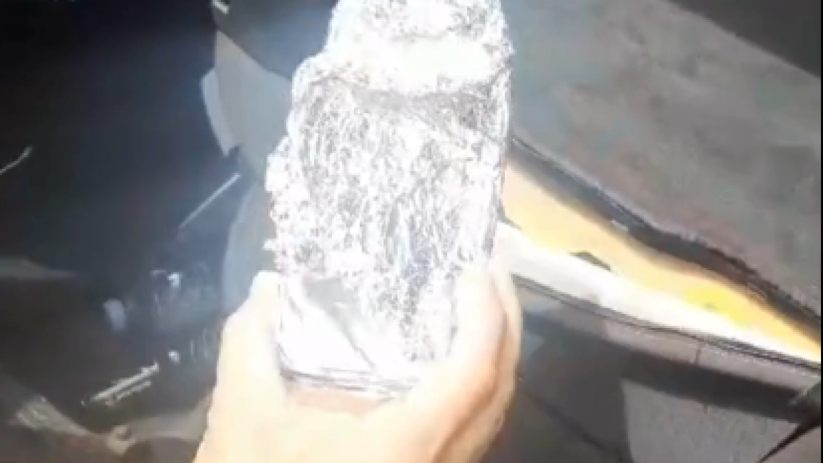 Los Agentes encontraron el móvil envuelto en papel de aluminio y bajo un asiento del coche de los ladrones.