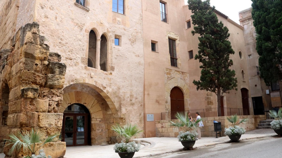 Imagen del exterior de la Vuelta|Bóveda del Pañol y de Casa Agapito, en la plaza del Pañol de Tarragona.