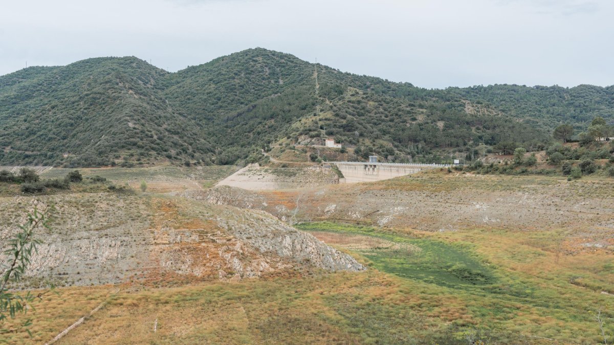 El embalse cuenta con un volumen de 0,28 hm³, un nivel de agua que ha bajado un 0.4% con respecto al mes de mayo.