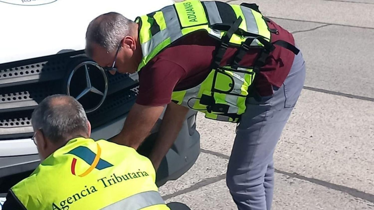 Membres de l'Agència Tributària registrant un vehicle en el control fet pels Mossos d'Esquadra a la C-32, a l'altura del Vendrell.