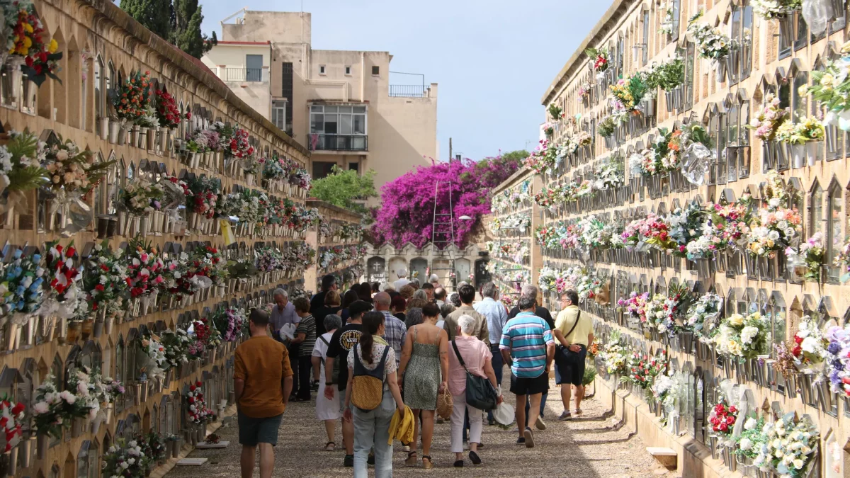 Abans de l'homenatge, els familiars de víctimes republicanes ebrenques han fet una visita guiada al cementiri de Tarragona