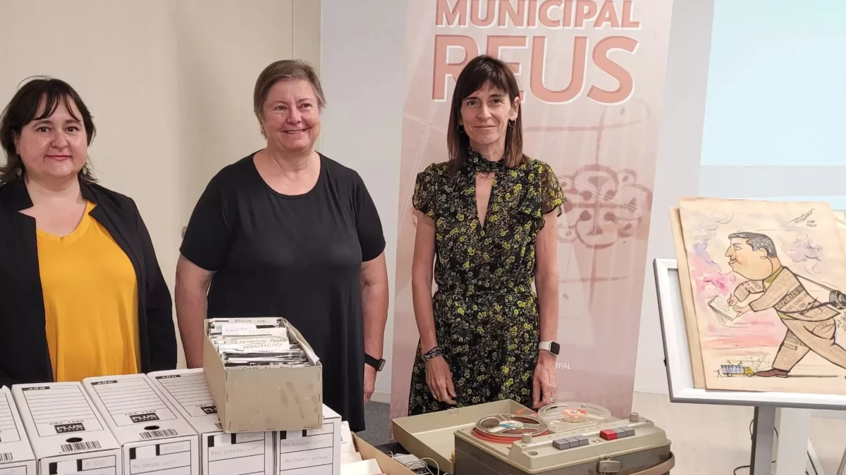 Acte de signatura de la donació del fons documental.