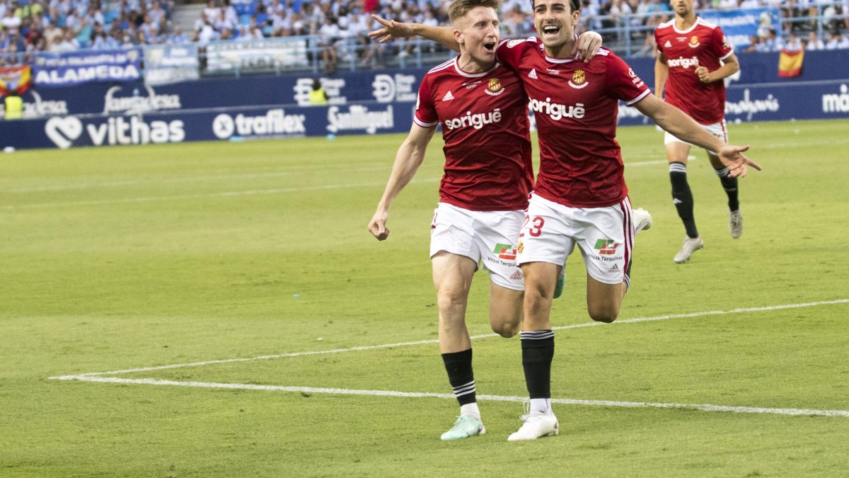 Pol Domingo i David Concha celebrant el gol del Nàstic a la Rosaleda.