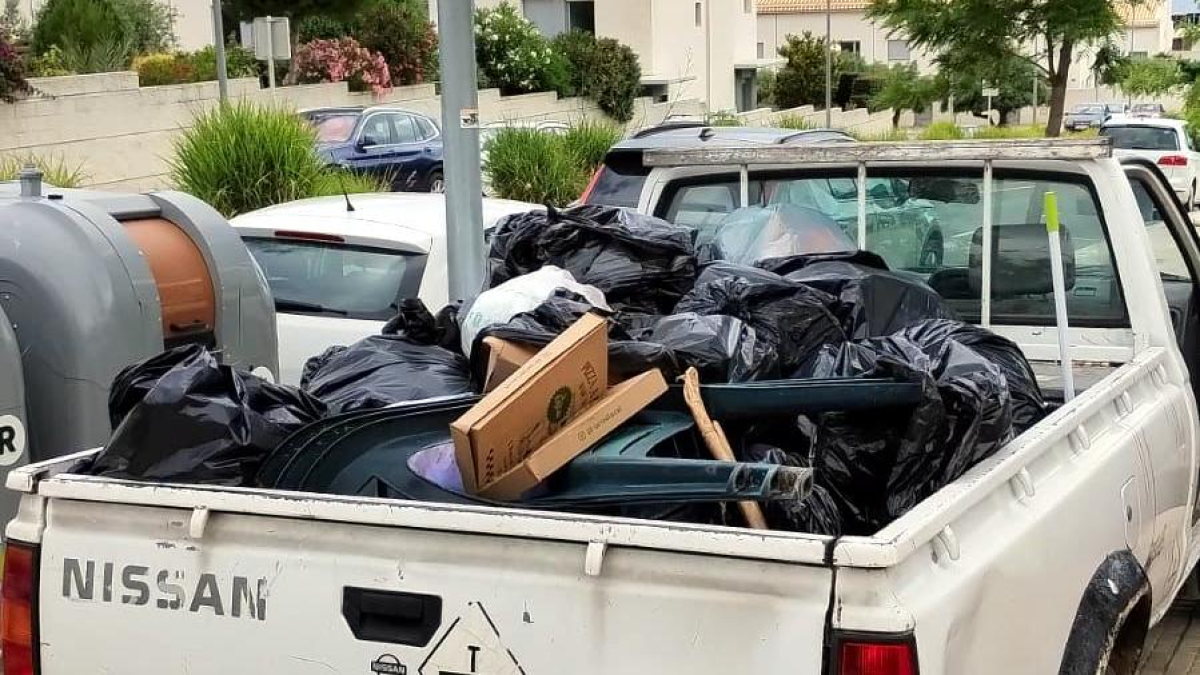 Un vehículo recogiendo objetos voluminosos en Altafulla.