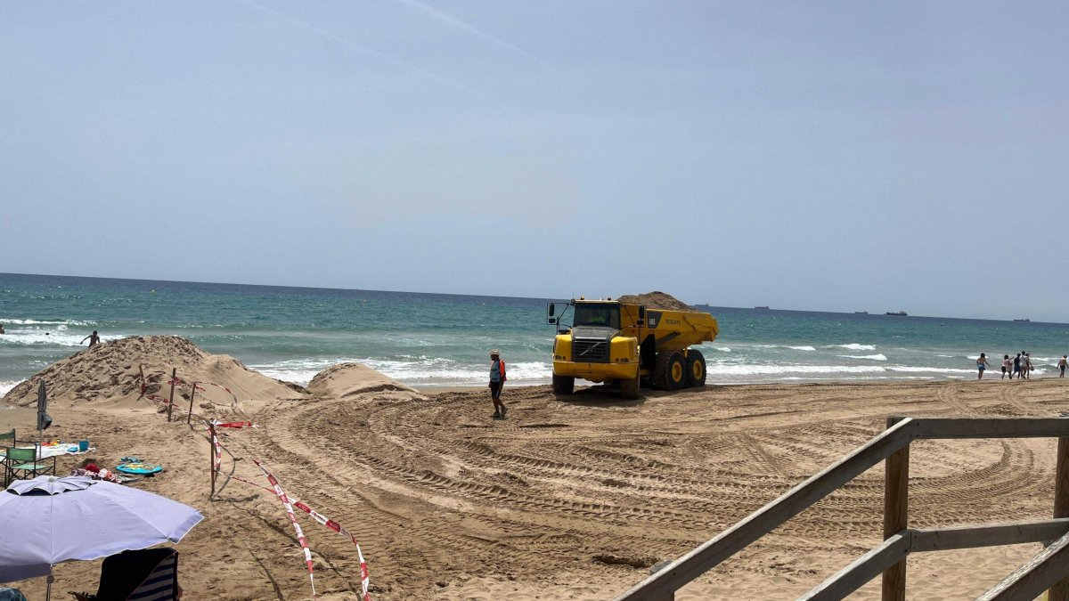 Descàrrega de sorra a la platja Llarga