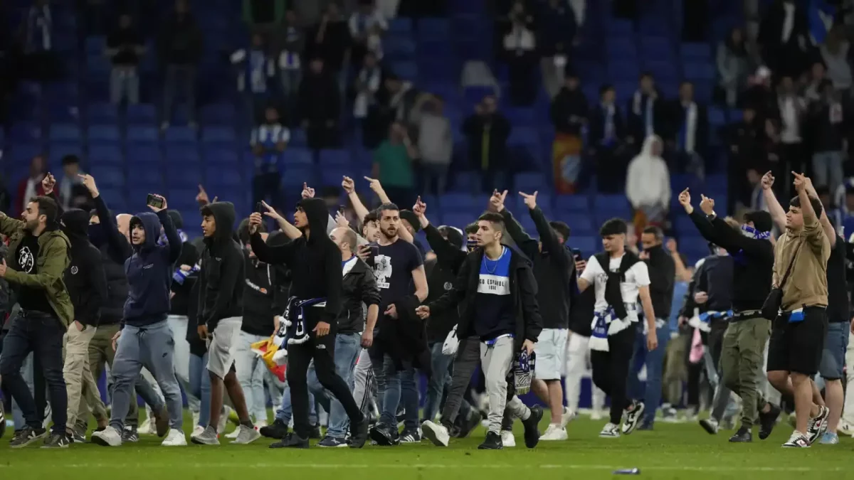 Ultras del español invaden el terreno de juego durante la celebración de Liga del Barça