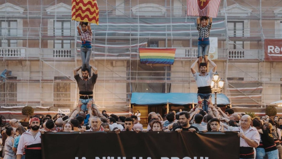 Els Xiquets de Tarragona fan dos pilars de protesta d'esquenes a l'Ajuntament.