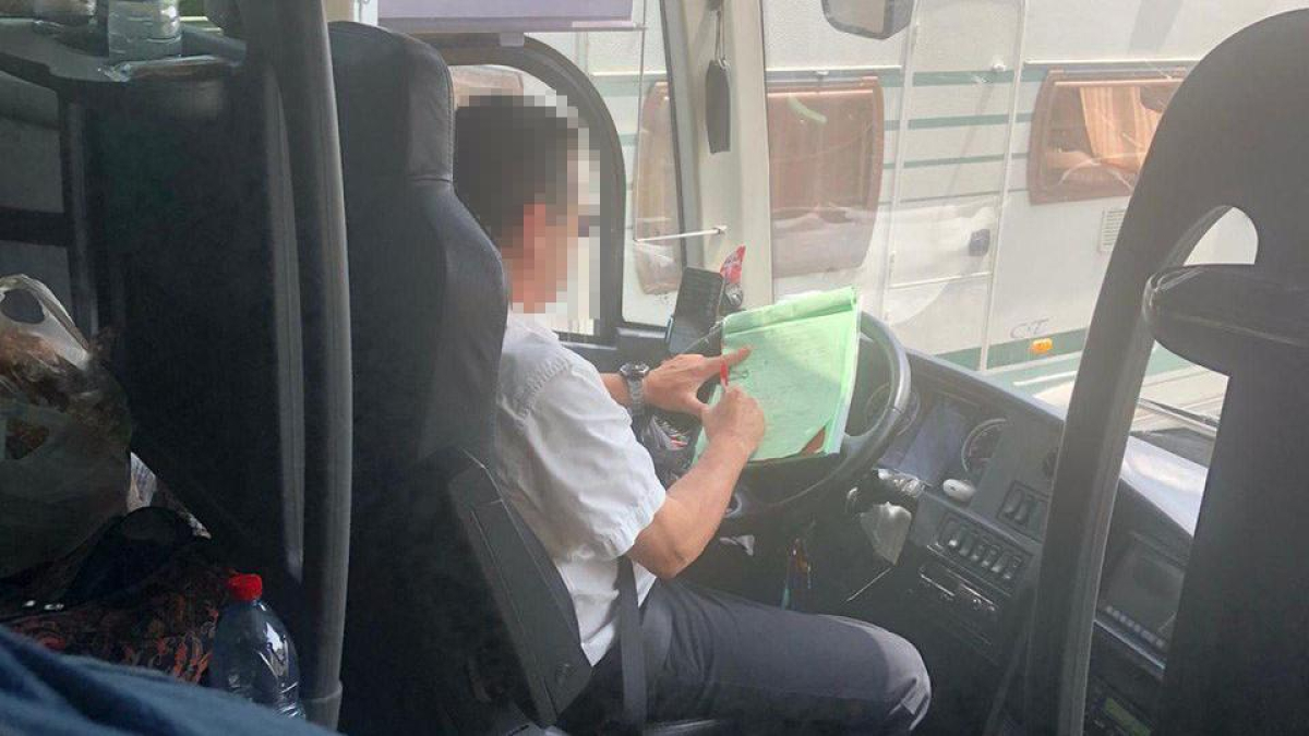 El detingut circulava per l’AP-7 fent ús del mòbil per veure vídeos o, fins i tot, havia emplenat documents de l’empresa durant la conducció.