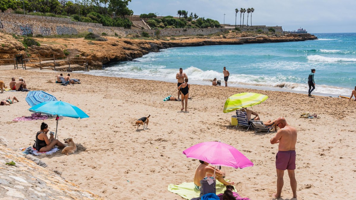 Varias personas en la playa del Milagro.