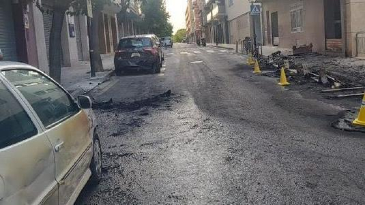 L'incendi ha cremat completament els contenidors i ha afectat parcialment els vehicles.