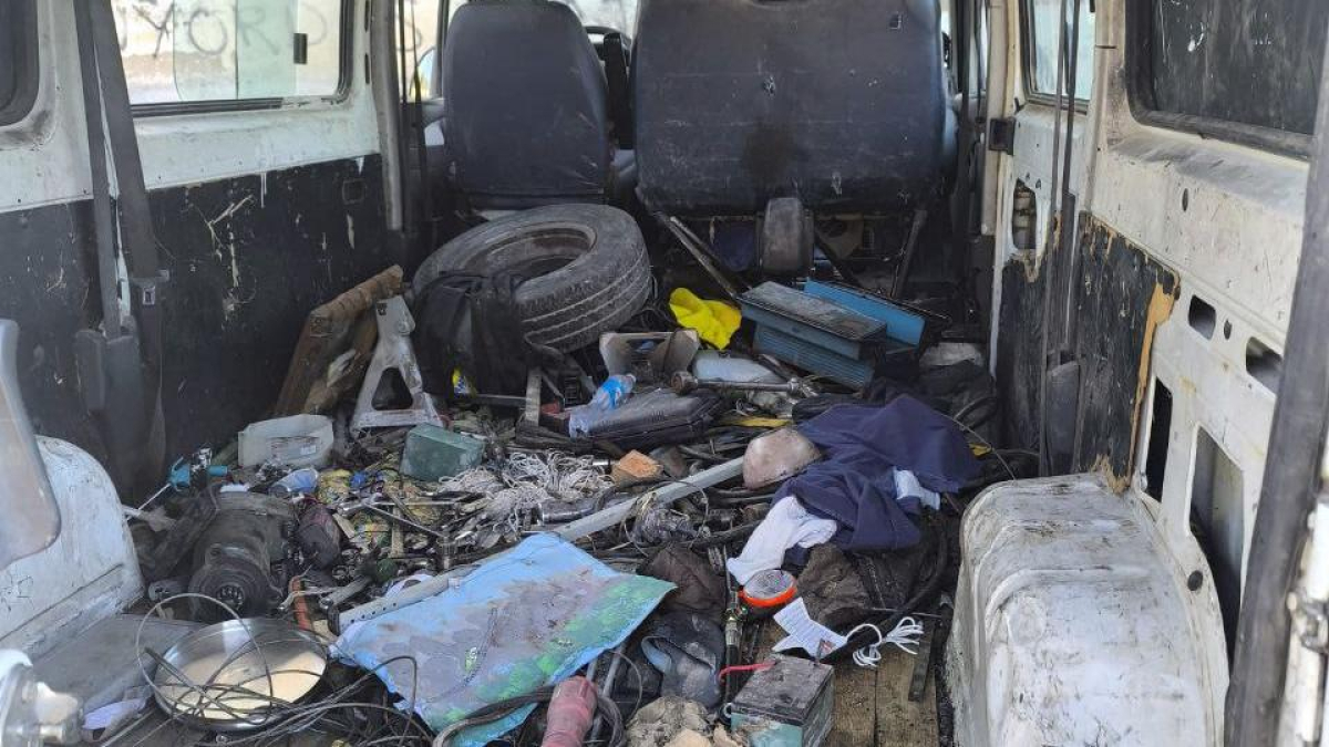 Una patrulla ha interceptado una furgoneta donde viajaban los 3 ladrones.