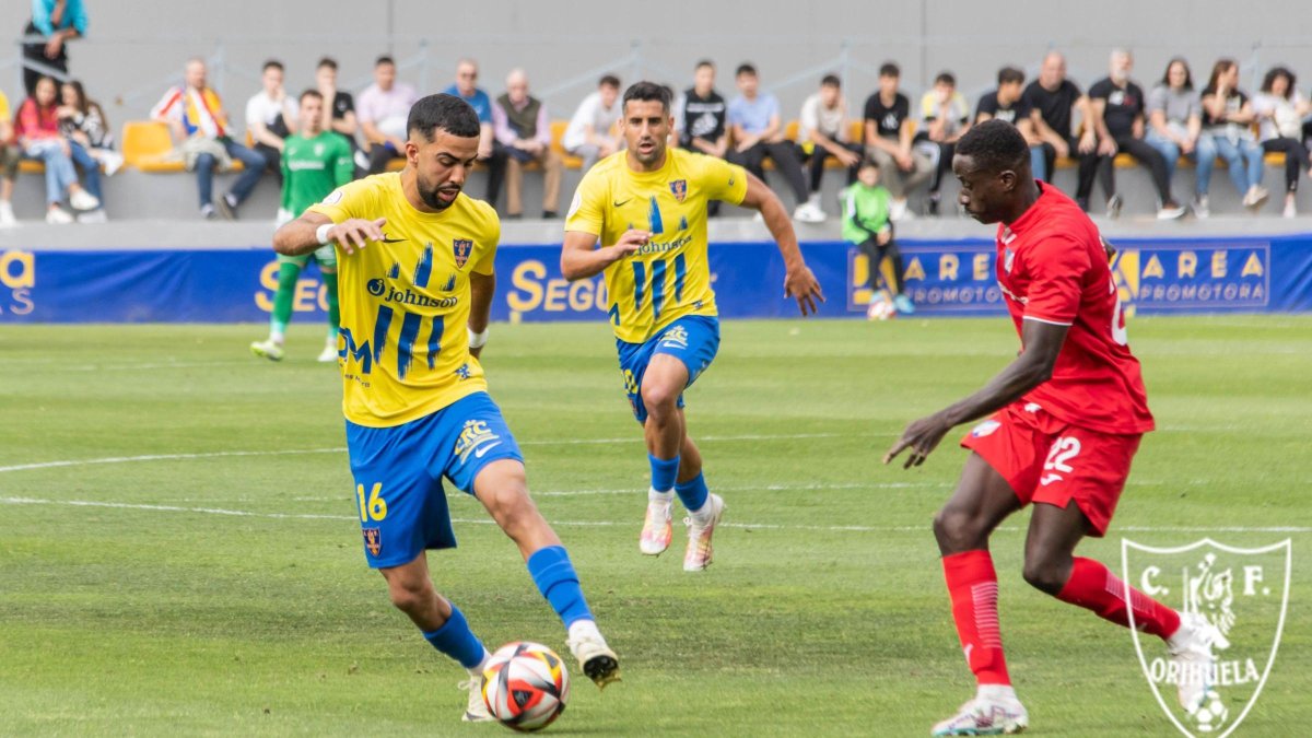 Hamza Bellari durante un partido con el Orihuela esta temporada