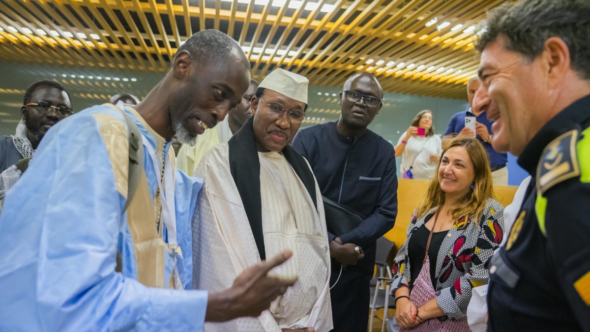 La sala Europa del Teatro Auditorio de Salou se llenó de senegaleses llegados de diferentes puntos de Cataluña para recibir al líder religioso.
