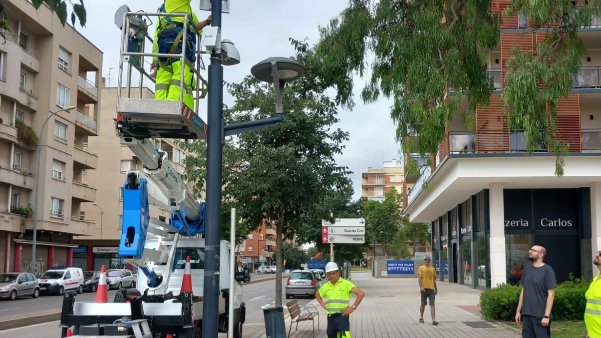 Operarios trabajando en la instalación de las cámaras de la Zona de Bajas Emisiones en Reus