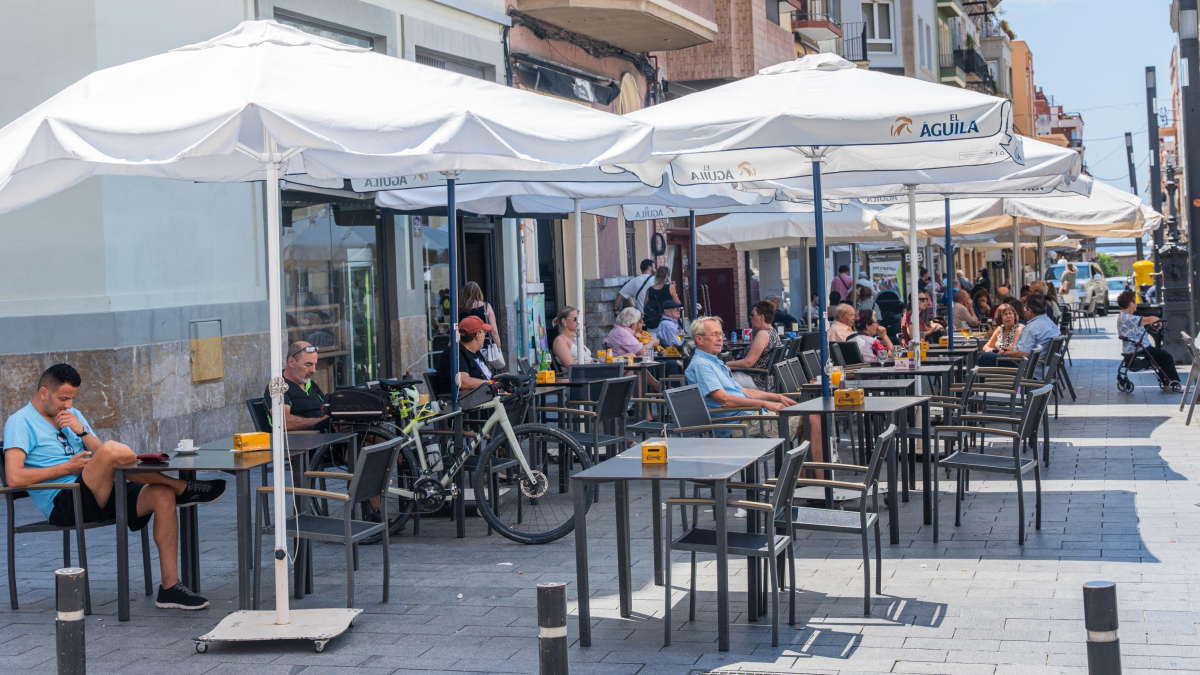 La nueva ordenanza prevé que las plazas de la Part Alta puedan cerrar a las dos de la madrugada.