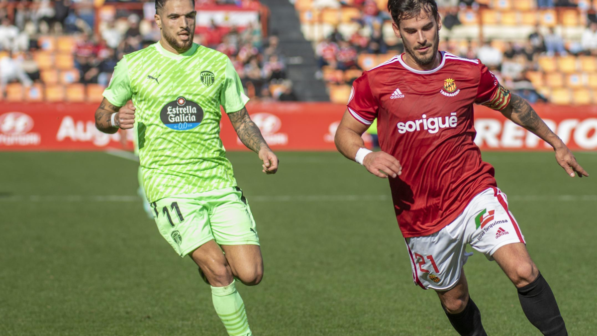 Antoñín Cortés, a l'esquerra, en un duel amb Joan Oriol la temporada passada.