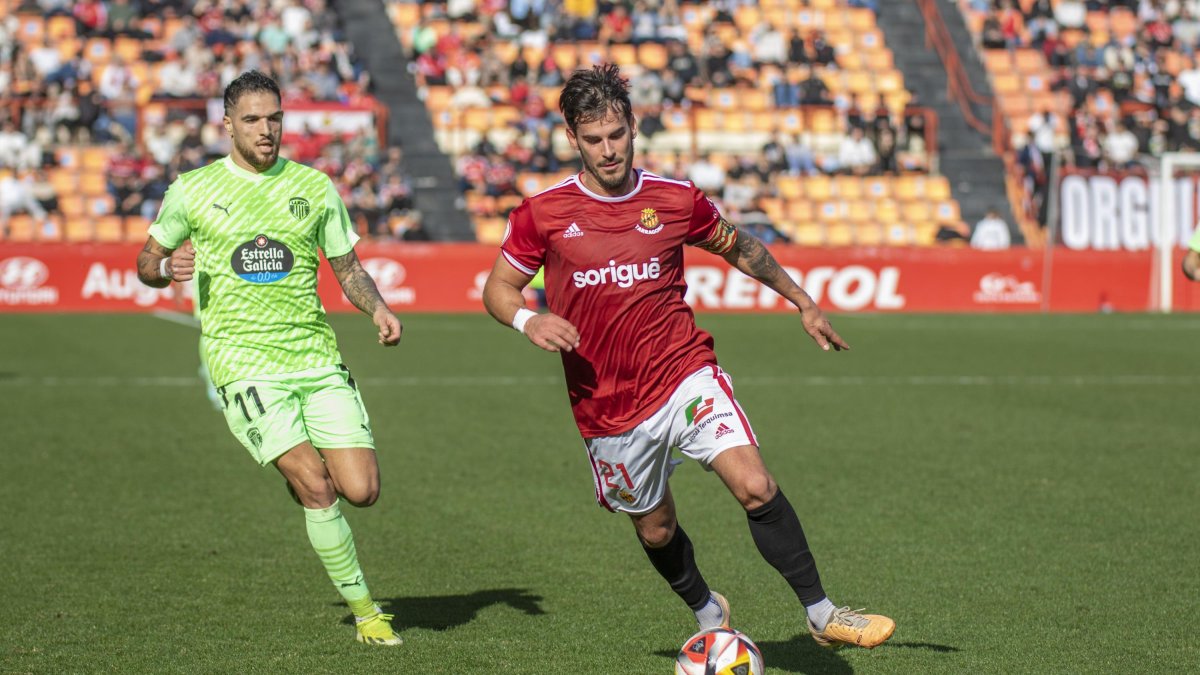 Antoñín Cortés, a la izquierda, en un duelo con Joan Oriol la temporada pasada.