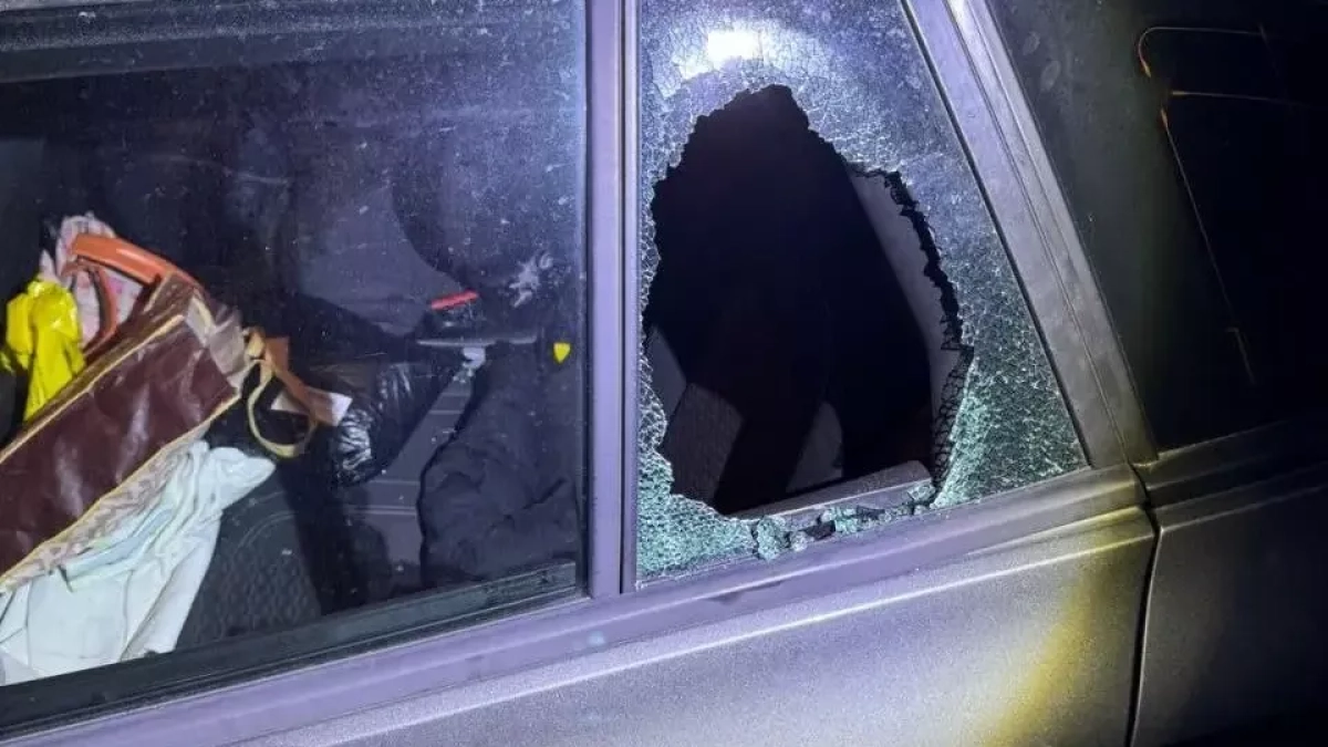 Uno de los vehículos saqueados por los ladrones en Cap Salou.