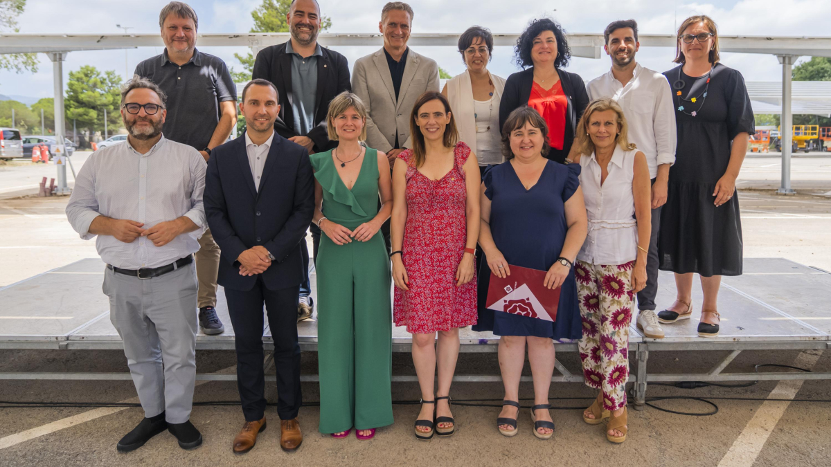 Fotografia de grup de la majoria dels membres de l’equip de govern, durant el primer acte de balanç del Pla d’Acció Municipal 2023-27.