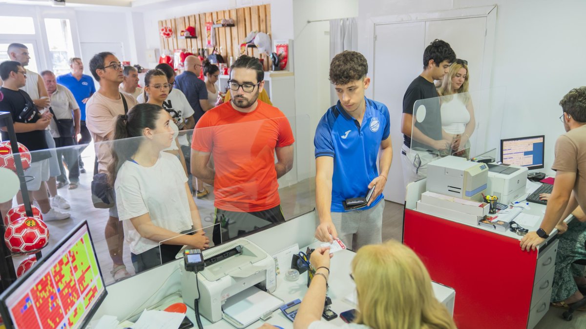 La tienda del Nou Estadi Costa Daurada llena de nastiquers.