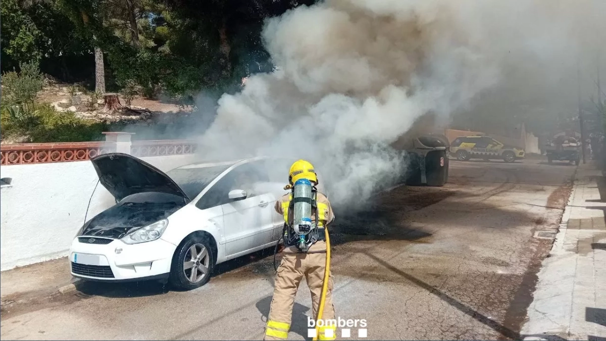 Imagen del incendio en un coche en Calafell