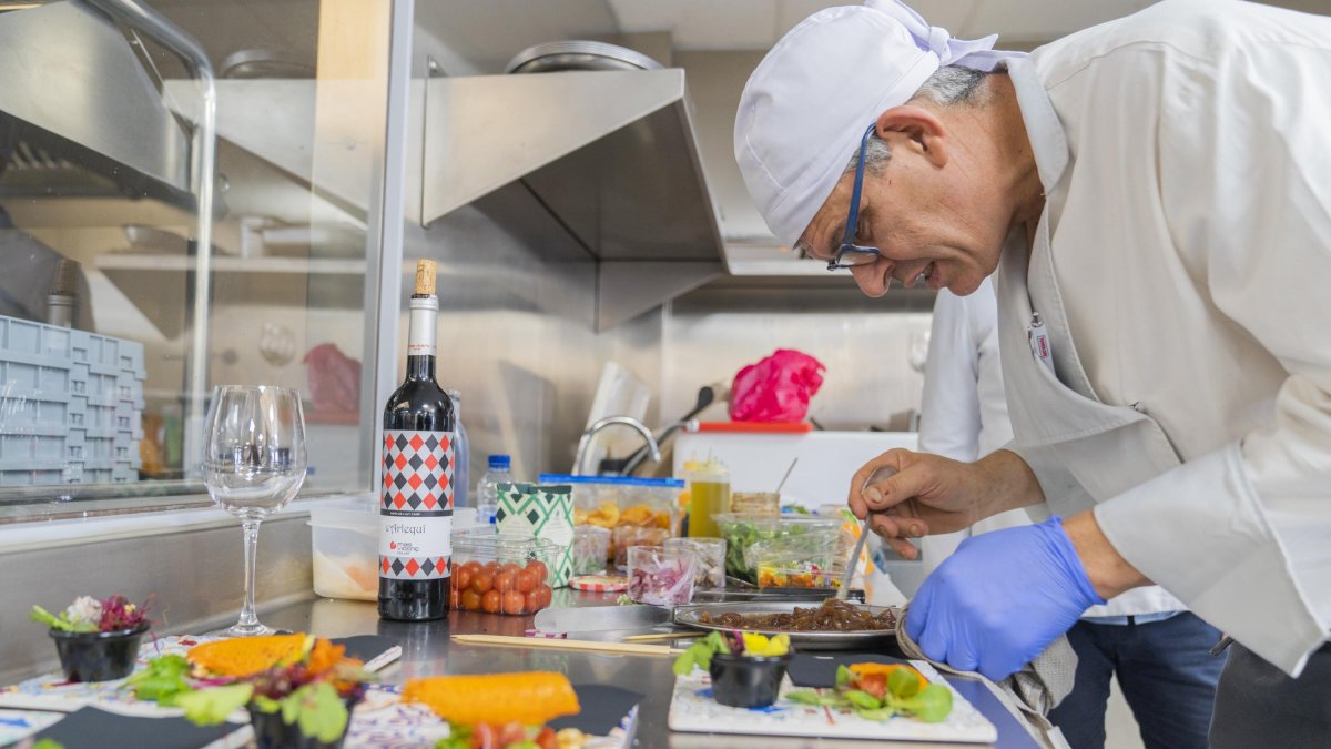 Imagen de un cocinero elaborando una de las tapas que se presentaron delante del jurado.