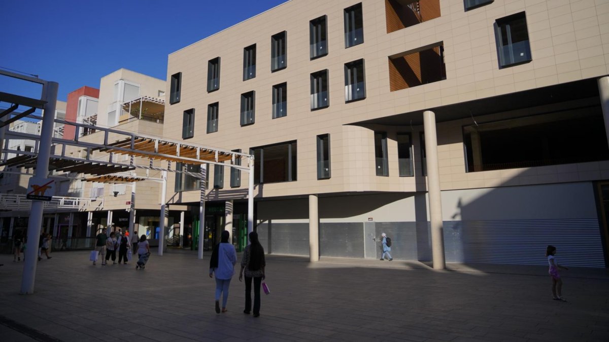 Aspecte actual de l’hotel de la plaça d’Evarist Fàbregas, amb la construcció de l’edifici força avançada.