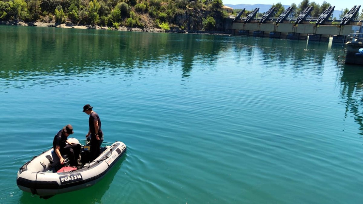 Una barca de la unitat subaquàtica dels Mossos al pantà de Sant Antoni.