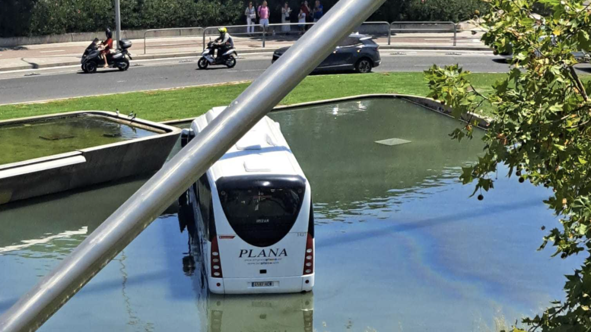 Imagen del autobús atrapado en la fuente de la plaza del Canal de Reus.
