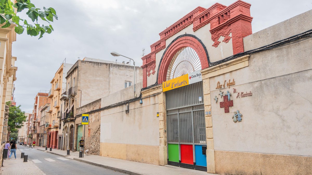Imagen de la entrada de la escuela Maria Assumpció Cuadrada, localizada en la calle de Sardà.