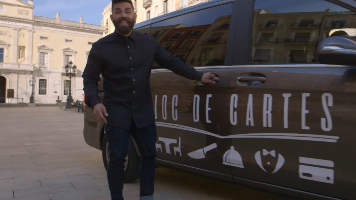 Imatge de Marc Ribas amb la furgoneta de Joc de Cartes (TV3) a la plaça de la Font de Tarragona en la primera emissió.