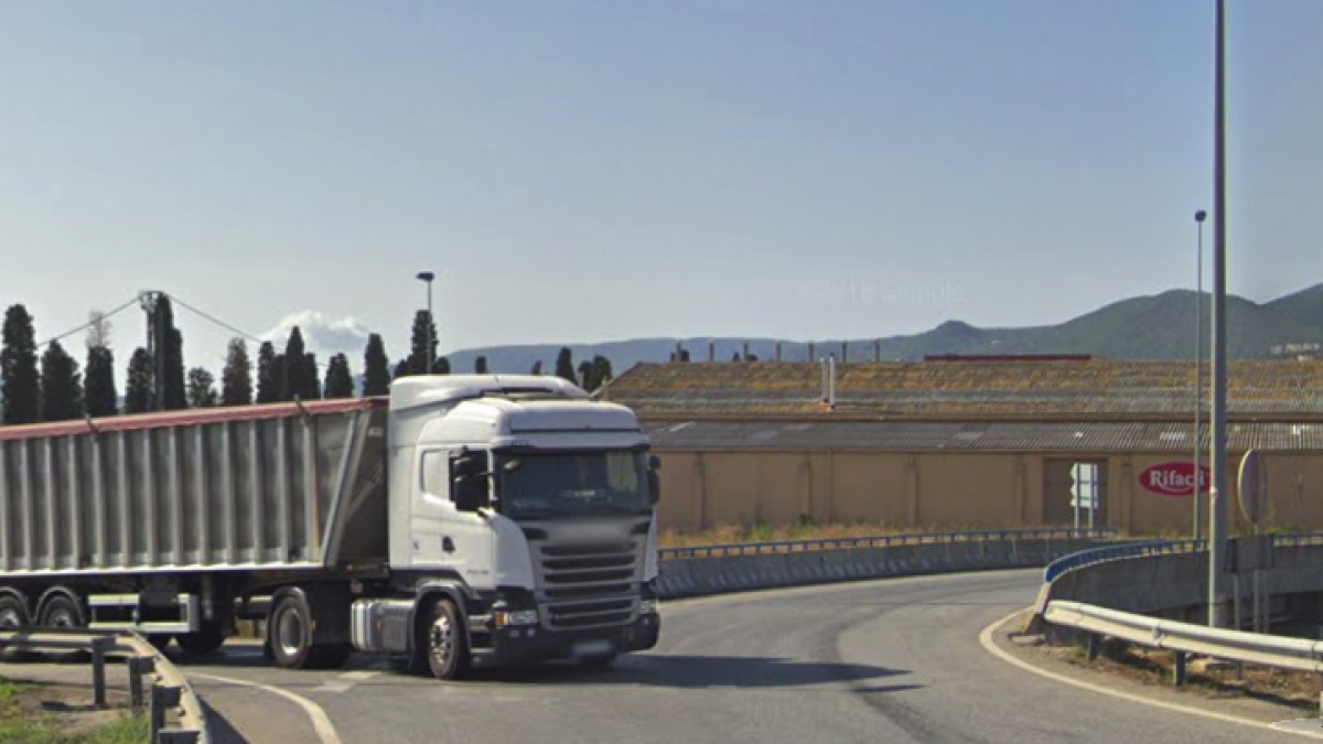 Imagen de la rotonda de la N-240 en Montblanc con la empresa Rifacii de fondo.
