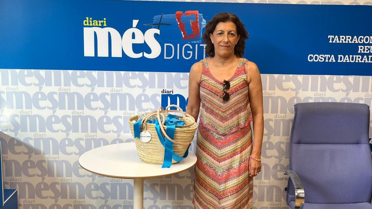 M. Francina Rodríguez recoge la cesta de Caprabo y Diari Més