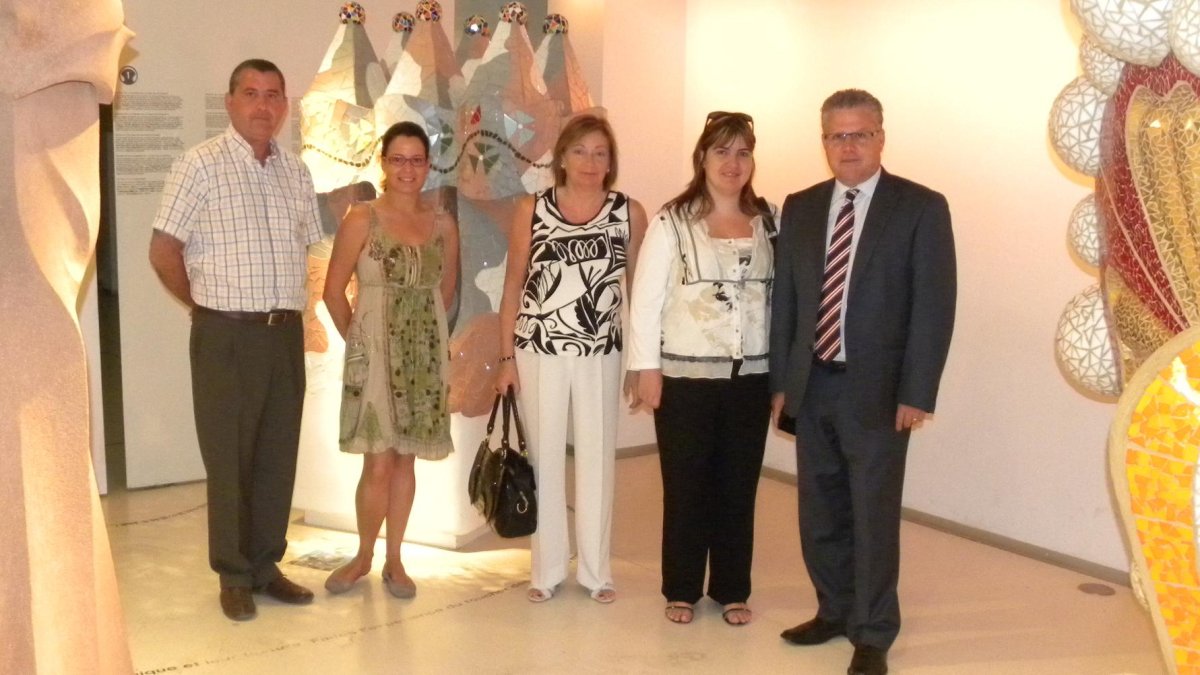 Montse Porter, al mig de la imatge, amb l'actual alcalde de Salou, Pere Granados, en una visita al Centre Gaudí de Reus quan encara era regidora l'any 2010.