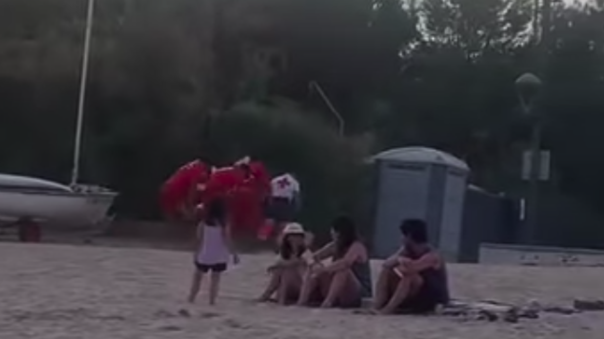 Momento del trasladado de una persona en una camilla.