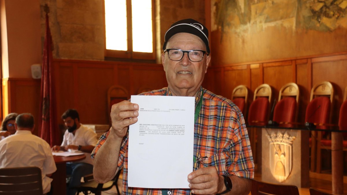 Un vecino de Lilla con el comprobante, después de cobrar el cheque de indemnización por las grietas.