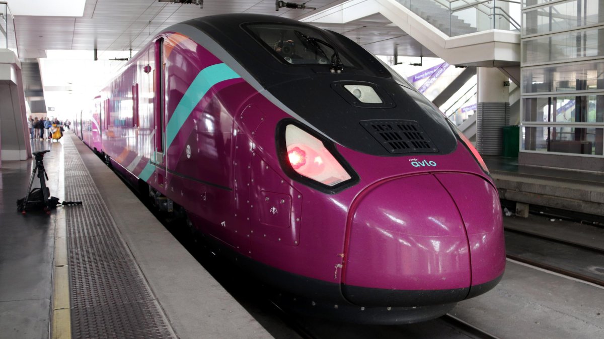 Un tren Avlo del model S106, els trens d'alta velocitat low cost de Renfe, a l'estació de Madrid