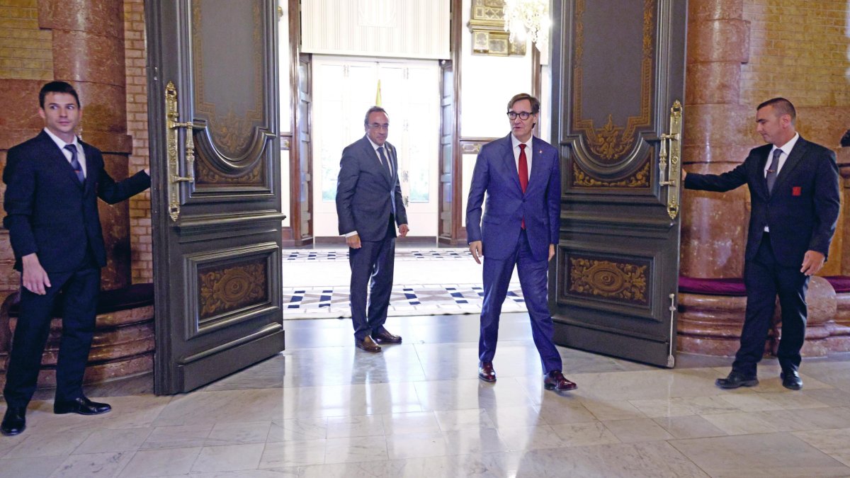 El president del Parlament, Josep Rull, i el candidat a la presidència de la Generalitat de Catalunya, Salvador Illa.
