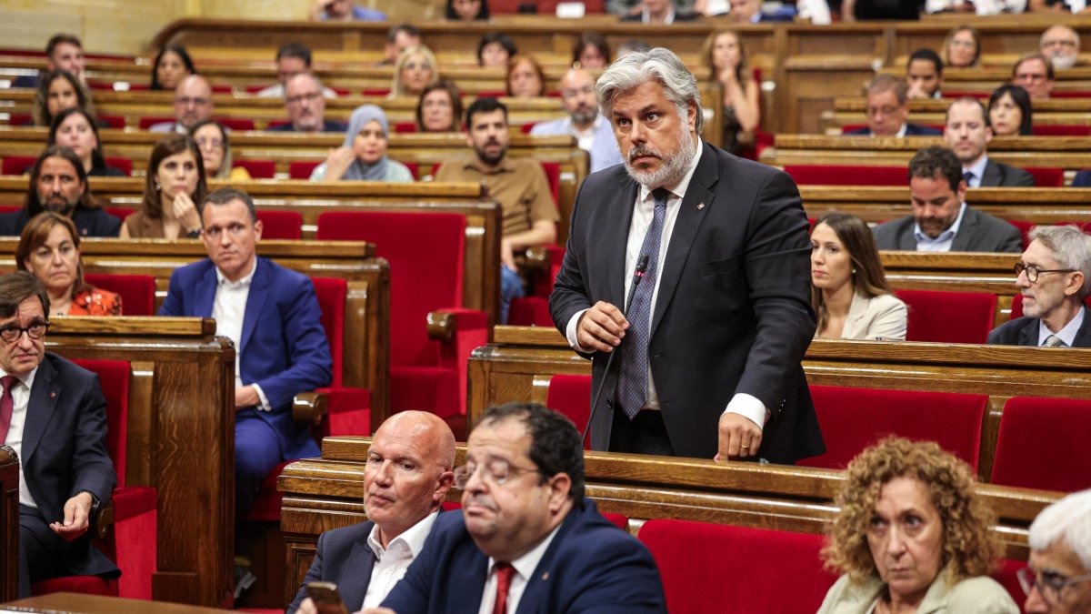 El presidente del grupo parlamentario de Junts, Albert Batet, pide de nuevo la suspensión del pleno de investidura de Illa.