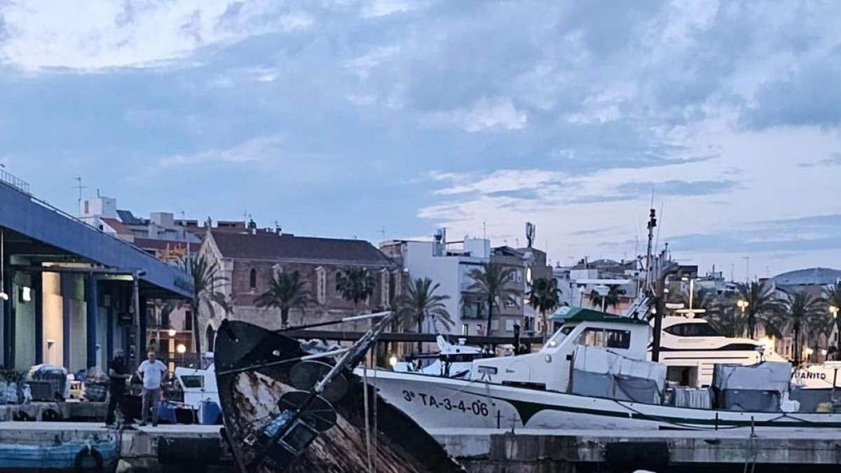 Imagen del momento cuando se hundió el barco, delante de la Cofradía de Pescadores
