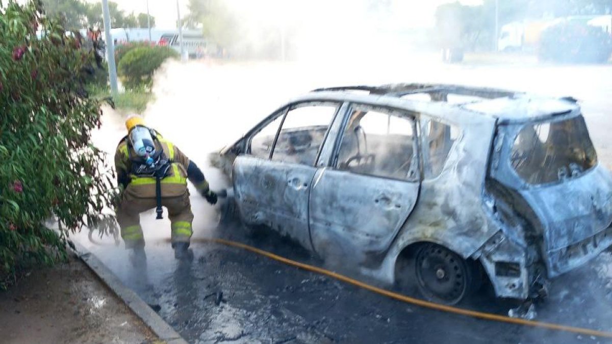 Imagen del vehículo calcinado.