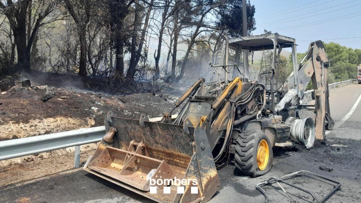 Imagen de la retroexcavadora incendiada.