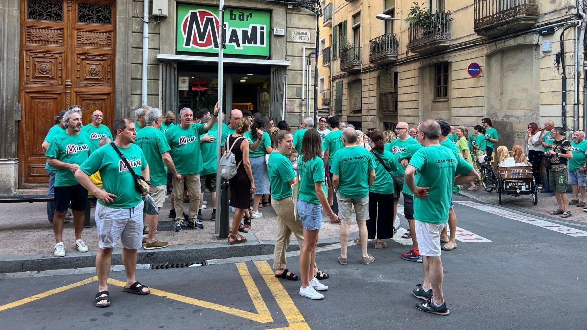 Joan Díaz, envoltat de gent que va anar a felicitar-lo el dia de la seva jubilació després d’anys al capdavant del bar Miami.