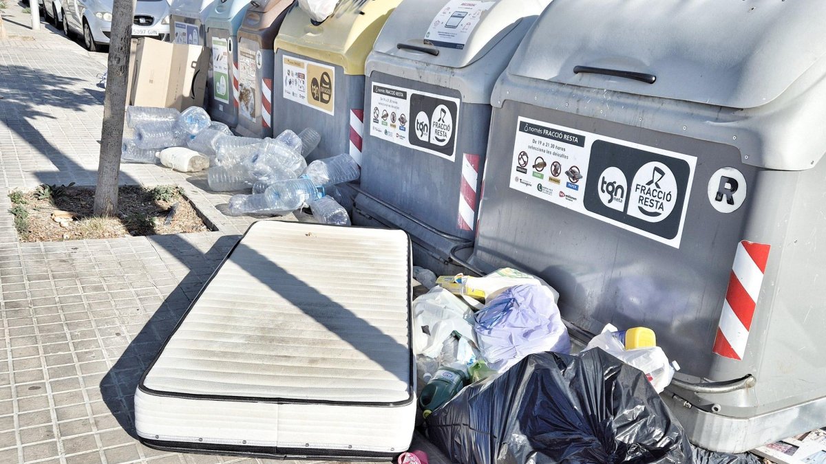 Imagen de basura fuera de los contenedores en Tarragona.
