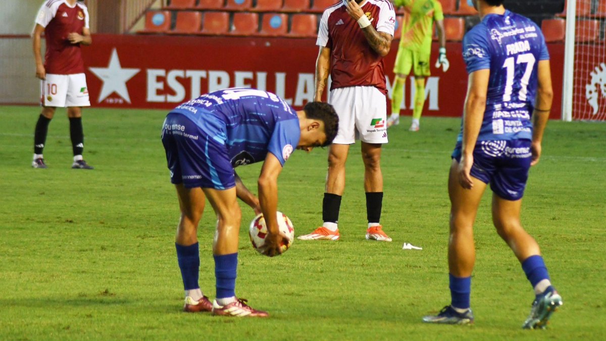 El davanter del Nàstic, Antoñín, esperant que l’Ourense posi la pilota en joc el darrer dissabte